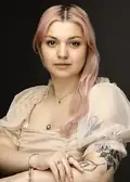 Porträtt av Yasmine Gzaiel