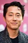 Porträtt av Steven Yeun