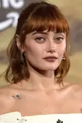 Porträtt av Ella Purnell