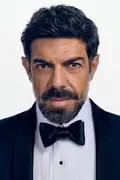 Porträtt av Pierfrancesco Favino