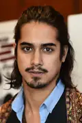 Porträtt av Avan Jogia