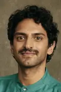 Porträtt av Karan Soni