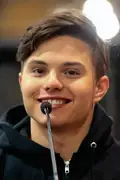 Porträtt av Zach Callison