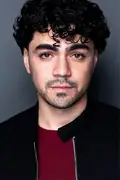 Porträtt av Adam Irigoyen