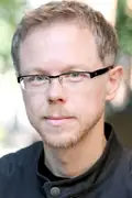 Porträtt av Steven Kynman