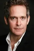 Porträtt av Tom Hollander