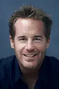 Porträtt av Adam James