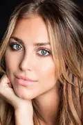 Porträtt av Cassie Scerbo