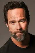Porträtt av Chris Diamantopoulos