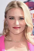 Porträtt av Emily Osment