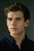 Porträtt av Luke Newton