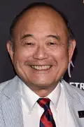 Porträtt av Clyde Kusatsu