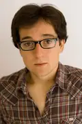 Porträtt av Josh Brener