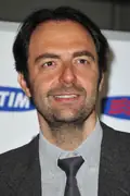 Porträtt av Neri Marcorè