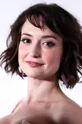 Porträtt av Milana Vayntrub