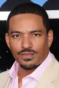 Porträtt av Laz Alonso