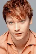Porträtt av Calum Worthy