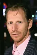 Porträtt av Lew Temple
