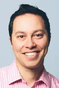 Porträtt av Sam Riegel