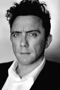 Porträtt av Peter Serafinowicz
