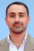 Porträtt av Jamie Demetriou