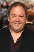 Porträtt av Mark Addy