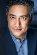 Porträtt av Alessandro Juliani