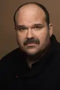Porträtt av Mel Rodriguez