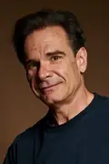 Porträtt av Peter Scolari