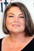 Porträtt av Mindy Cohn