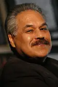 Porträtt av Luis Valdez