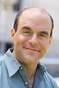 Porträtt av Peter Sagal
