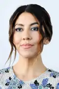 Porträtt av Stephanie Beatriz