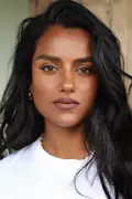 Porträtt av Simone Ashley