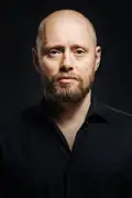 Porträtt av Aksel Hennie