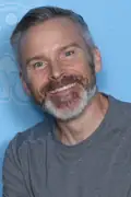 Porträtt av Roger Craig Smith