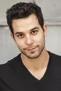 Porträtt av Skylar Astin