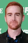 Porträtt av Andrew Santino