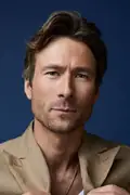 Porträtt av Glen Powell