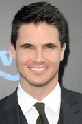 Porträtt av Robbie Amell