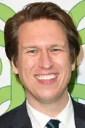 Porträtt av Pete Holmes