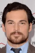 Porträtt av Giacomo Gianniotti