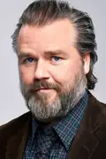 Porträtt av Tyler Labine