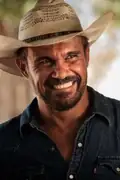 Porträtt av Aaron Pedersen