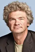 Porträtt av Simon Farnaby
