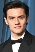 Porträtt av Louis Partridge