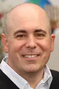 Porträtt av Ken Daurio