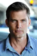 Porträtt av Casper Van Dien